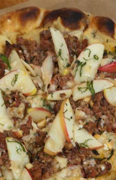 apple apple-topped pizza